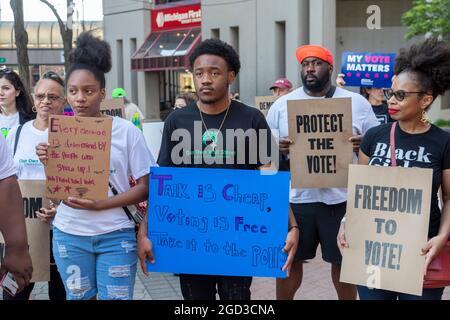 Detroit, Michigan, USA. August 2021. Eine Kundgebung lehnt neue Wahlbeschränkungen ab, die seit den Wahlen 2020 in Michigan und anderen Staaten vorgeschlagen wurden. Kredit: Jim West/Alamy Live Nachrichten Stockfoto