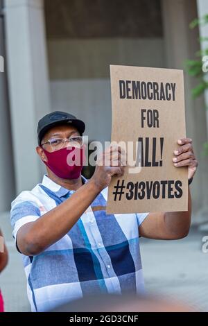 Detroit, Michigan, USA. August 2021. Eine Kundgebung lehnt neue Wahlbeschränkungen ab, die seit den Wahlen 2020 in Michigan und anderen Staaten vorgeschlagen wurden. Kredit: Jim West/Alamy Live Nachrichten Stockfoto