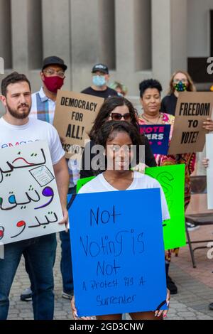 Detroit, Michigan, USA. August 2021. Eine Kundgebung lehnt neue Wahlbeschränkungen ab, die seit den Wahlen 2020 in Michigan und anderen Staaten vorgeschlagen wurden. Kredit: Jim West/Alamy Live Nachrichten Stockfoto