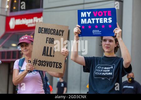 Detroit, Michigan, USA. August 2021. Eine Kundgebung lehnt neue Wahlbeschränkungen ab, die seit den Wahlen 2020 in Michigan und anderen Staaten vorgeschlagen wurden. Kredit: Jim West/Alamy Live Nachrichten Stockfoto