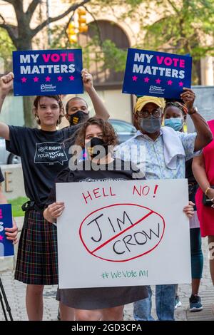 Detroit, Michigan, USA. August 2021. Eine Kundgebung lehnt neue Wahlbeschränkungen ab, die seit den Wahlen 2020 in Michigan und anderen Staaten vorgeschlagen wurden. Kredit: Jim West/Alamy Live Nachrichten Stockfoto