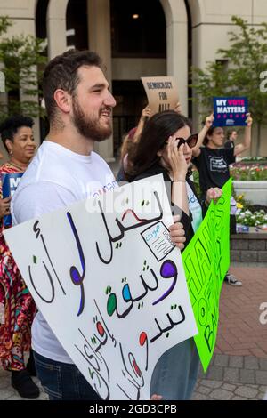 Detroit, Michigan, USA. August 2021. Eine Kundgebung lehnt neue Wahlbeschränkungen ab, die seit den Wahlen 2020 in Michigan und anderen Staaten vorgeschlagen wurden. Auf dem arabischen Schild steht: „Stellen Sie sich vor, Ihr Stimmzettel sieht so aus.“ Die Region Detroit hat eine sehr große arabisch-amerikanische Bevölkerung. Kredit: Jim West/Alamy Live Nachrichten Stockfoto