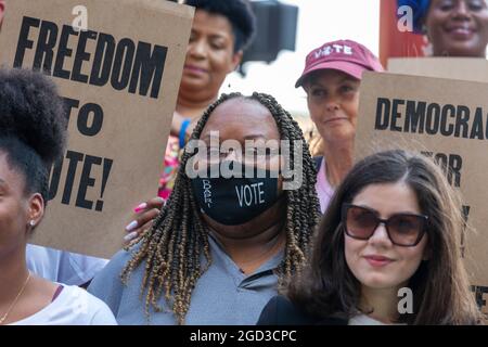 Detroit, Michigan, USA. August 2021. Eine Kundgebung lehnt neue Wahlbeschränkungen ab, die seit den Wahlen 2020 in Michigan und anderen Staaten vorgeschlagen wurden. Kredit: Jim West/Alamy Live Nachrichten Stockfoto