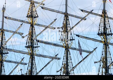 Masten eines alten Schiffes gegen den blauen Himmel. Nahaufnahme Stockfoto