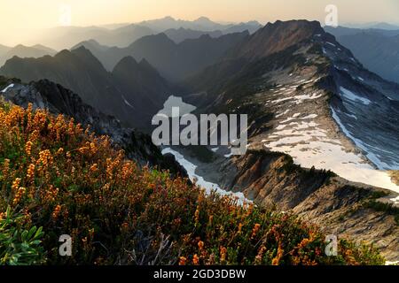 Blick auf Copper Lake, Big Four Mountain, Little Chief Peak und andere Berge vom Vesper Peak, Central Cascade Mountains, Washington, USA Stockfoto