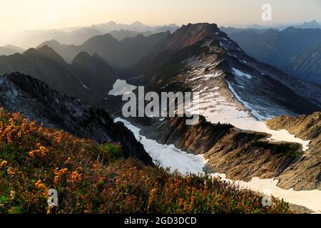 Blick auf Copper Lake, Big Four Mountain, Little Chief Peak und andere Berge vom Vesper Peak, Central Cascade Mountains, Washington, USA Stockfoto