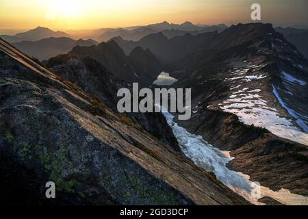 Blick auf Copper Lake, Big Four Mountain, Little Chief Peak und andere Berge vom Vesper Peak, Central Cascade Mountains, Washington, USA Stockfoto