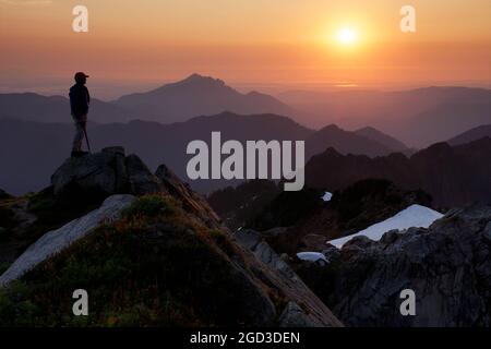 Kletterer am Vesper Peak bei Sonnenuntergang mit Blick auf die Central und North Cascade Mountains, Washington, USA Stockfoto