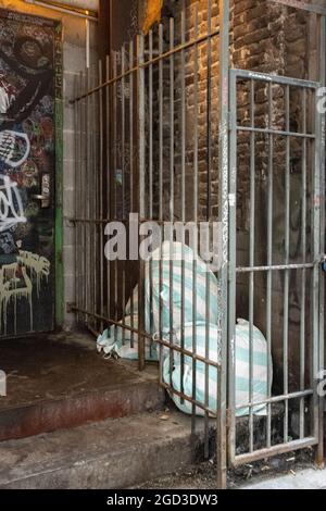 Seltsamer Fund von Müll in einem Käfig in der Innenstadt von Knoxville, Tennessee. Stockfoto