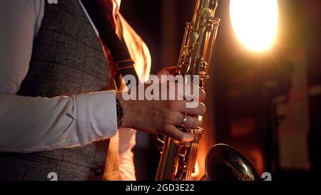 Hand eines Mannes, der Saxophon spielt Stockfoto