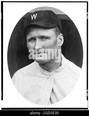 Walter Johnson, Kopf-Schultern-Porträt, nach links zeigend, im ovalen ca. [Zwischen 1909 und 1932] Stockfoto