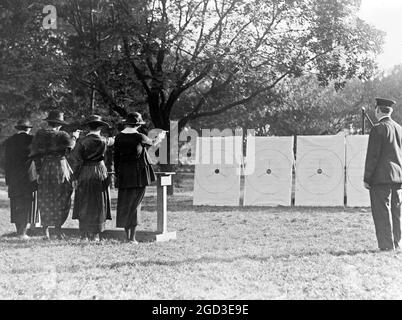 Vier Polizistinnen schießen auf Ziele, wie ein Polizist ca. 1909 Stockfoto