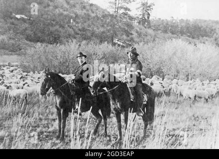 EDD Ladd, vollblutige Apache-Indianerin, aus dem Jicarilla Reservat, New Mexico, mit dem indischen Kommissar Cato Sells, zu Pferd ca. 1909 Stockfoto