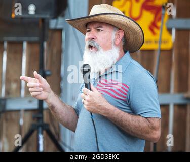 Gahanna, Ohio, USA. 10. August 2021. Joe Blystone spricht bei der Joe Blystone Rally in Gahanna, Ohio, die Menge an. Blystone ist ein Republikaner, der 2022 für den Gouverneur von Ohio läuft. Kredit: Brent Clark/Alamy Stockfoto