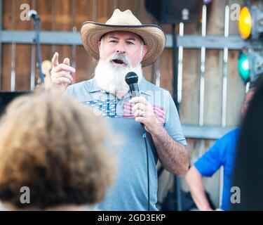 Gahanna, Ohio, USA. 10. August 2021. Joe Blystone spricht bei der Joe Blystone Rally in Gahanna, Ohio, die Menge an. Blystone ist ein Republikaner, der 2022 für den Gouverneur von Ohio läuft. Kredit: Brent Clark/Alamy Stockfoto