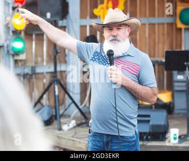 Gahanna, Ohio, USA. 10. August 2021. Joe Blystone spricht bei der Joe Blystone Rally in Gahanna, Ohio, die Menge an. Blystone ist ein Republikaner, der 2022 für den Gouverneur von Ohio läuft. Kredit: Brent Clark/Alamy Stockfoto