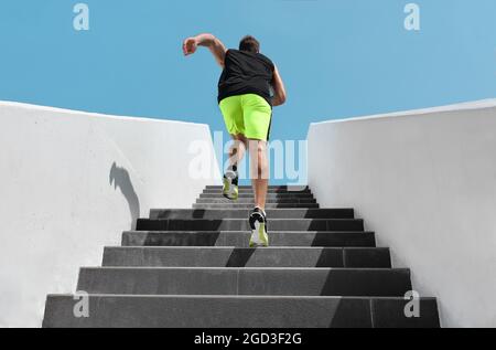 Treppen trainieren Fitess Mann läuft schnell die Treppe hoch für hiit Cardio-Workout laufen im Outdoor-Fitness-Studio. Sport aktiv Athlet Lifestyle Training Beine Stockfoto