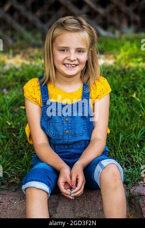 Im Freien offen Porträt von niedlichen jungen Mädchen an einem Sommertag Stockfoto