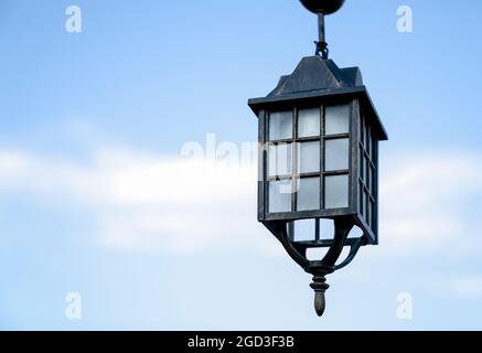 Uralte Straßenlaterne gegen blauen Himmel, Nahaufnahme. Speicherplatz kopieren. Stockfoto