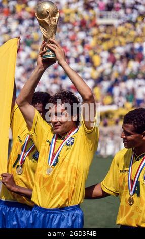 der brasilianische Fußballspieler Branco hält nach dem WM-Endsieg 1994 über Italien die FIFA-Weltcup-Trophäe in die Höhe Stockfoto