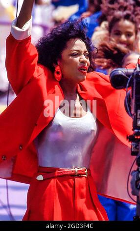 Diana Ross tritt bei den Eröffnungszeremonien der FIFA Fußball-Weltmeisterschaft 1994 im Soldiers Field in Chicago auf Stockfoto