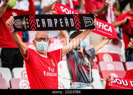 Lissabon, Portugal. August 2021. SL Benfica-Fans halten beim dritten Qualifikationsspiel der UEFA Champions League zwischen SL Benfica und FC Spartak Moscow im Stadion Estadio da Luz in Lissabon Schals fest. (Endergebnis: SL Benfica 2:0 FC Spartak Moscow) Credit: SOPA Images Limited/Alamy Live News Stockfoto