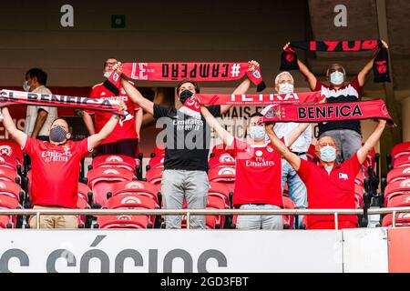 Lissabon, Portugal. August 2021. SL Benfica-Fans halten beim dritten Qualifikationsspiel der UEFA Champions League zwischen SL Benfica und FC Spartak Moscow im Stadion Estadio da Luz in Lissabon Schals fest. (Endergebnis: SL Benfica 2:0 FC Spartak Moscow) Credit: SOPA Images Limited/Alamy Live News Stockfoto