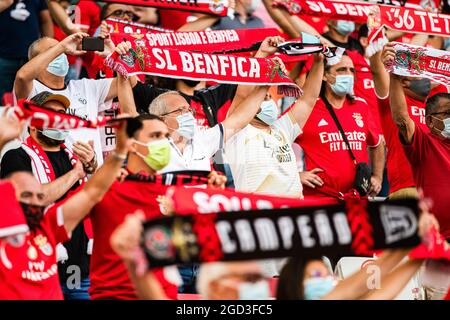 Lissabon, Portugal. August 2021. SL Benfica-Fans halten beim dritten Qualifikationsspiel der UEFA Champions League zwischen SL Benfica und FC Spartak Moscow im Stadion Estadio da Luz in Lissabon Schals fest. (Endergebnis: SL Benfica 2:0 FC Spartak Moscow) Credit: SOPA Images Limited/Alamy Live News Stockfoto