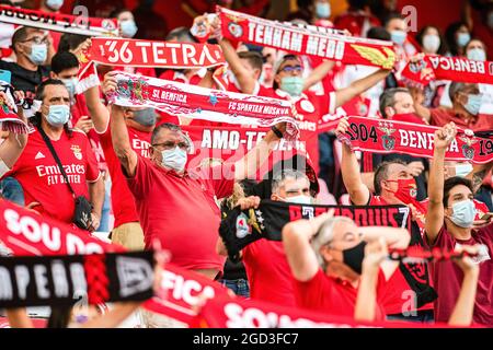 Lissabon, Portugal. August 2021. SL Benfica-Fans halten beim dritten Qualifikationsspiel der UEFA Champions League zwischen SL Benfica und FC Spartak Moscow im Stadion Estadio da Luz in Lissabon Schals fest. (Endergebnis: SL Benfica 2:0 FC Spartak Moscow) Credit: SOPA Images Limited/Alamy Live News Stockfoto