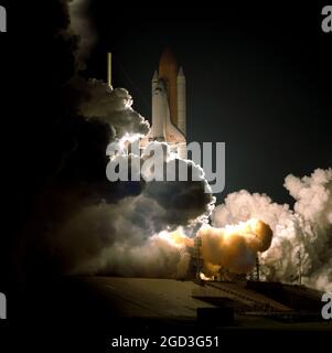 Der Space Shuttle Atlantis fährt ab Cape Canaveral. Dies ist die Mission STS-104, die die internationale Raumstation beliefert Stockfoto