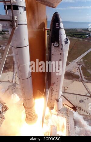 Space Shuttle Columbia nimmt ab. Dies ist die unglückliche STS-107-Mission, die sich beim Wiedereintritt in die Atmosphäre aufgelöst hat. Stockfoto