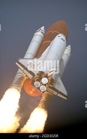 Der Space Shuttle Atlantis fährt ab Cape Canaveral. Dies ist die Mission STS-45. Stockfoto