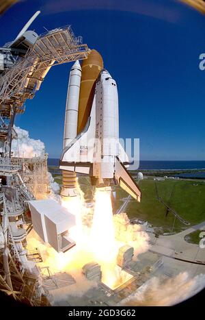 Der Space Shuttle Atlantis fährt ab Cape Canaveral. Dies ist die Mission STS-66, die Forschungssatelliten nimmt Stockfoto