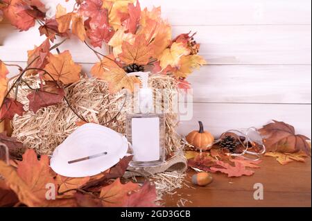 Happy Thanksgiving Day mit Gesichtsmaske und Händedesinfektionsmittel mit Kopierplatz. Stockfoto