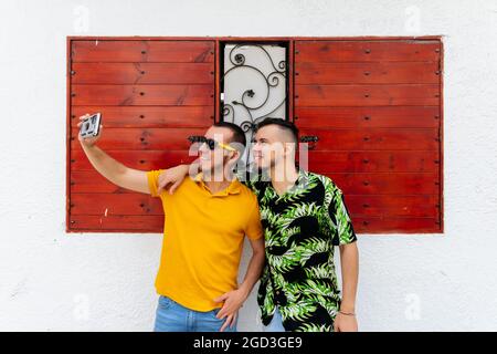 Glückliche Freunde, die Selfie auf der Straße machen Stockfoto