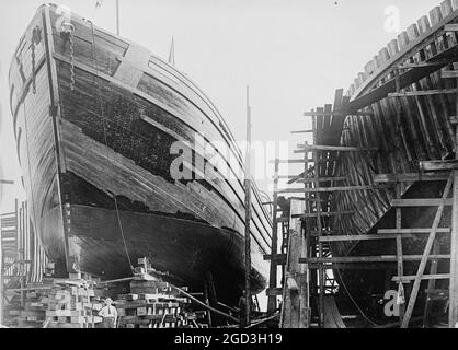 Holzschiff auf den Wegen ca. zwischen 1909 und 1920 Stockfoto