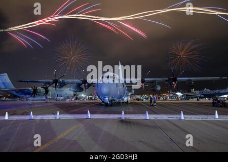 Oshkosh, WI - 27. Juli 2021: Ein AC-130J Ghostrider-Kanonenschiff von AFSOC bei EAA in Oshkosh mit Feuerwerk Stockfoto