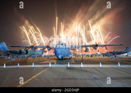 Oshkosh, WI - 27. Juli 2021: Ein AC-130J Ghostrider-Kanonenschiff von AFSOC bei EAA in Oshkosh mit Feuerwerk Stockfoto