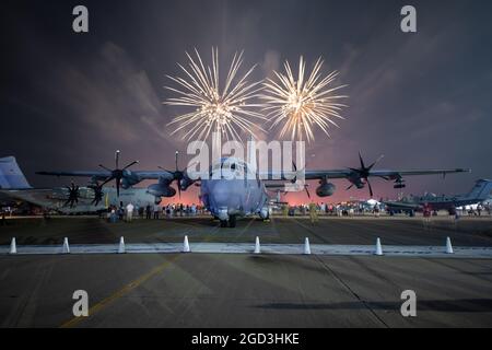 Oshkosh, WI - 27. Juli 2021: Ein AC-130J Ghostrider-Kanonenschiff von AFSOC bei EAA in Oshkosh mit Feuerwerk Stockfoto