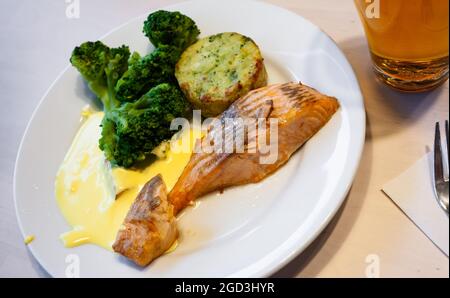 Lachsfilet mit Gemüse Stockfoto