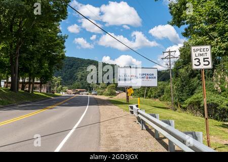 State Route 62 South in Warren County an einem sonnigen Sommertag in Tidioute, Pennsylvania, USA Stockfoto