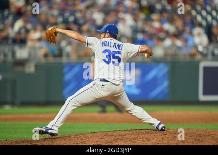 August 9 2021: Kansas City Pitcher Greg Holland (35) wirft während des Spiels mit den New York Yankees und Kansas City Royals, das im Kauffman Stadium in Kansas City Mo. David Seelig/Cal Sport Medi stattfand, einen Pitch Stockfoto