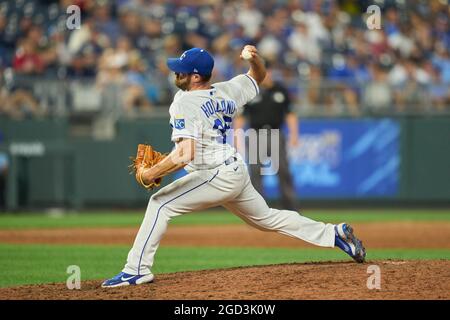 August 9 2021: Kansas City Pitcher Greg Holland (35) wirft während des Spiels mit den New York Yankees und Kansas City Royals, das im Kauffman Stadium in Kansas City Mo. David Seelig/Cal Sport Medi stattfand, einen Pitch Stockfoto