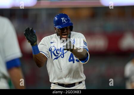 9 2021. August: Der Kansas City Infielder Hanser Alberto (49) bekommt während des Spiels mit den New York Yankees und den Kansas City Royals, das im Kauffman Stadium in Kansas City stattfand, einen Hit. Mo. David Seelig/Cal Sport Medi Stockfoto