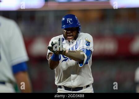 9 2021. August: Der Kansas City Infielder Hanser Alberto (49) bekommt während des Spiels mit den New York Yankees und den Kansas City Royals, das im Kauffman Stadium in Kansas City stattfand, einen Hit. Mo. David Seelig/Cal Sport Medi Stockfoto