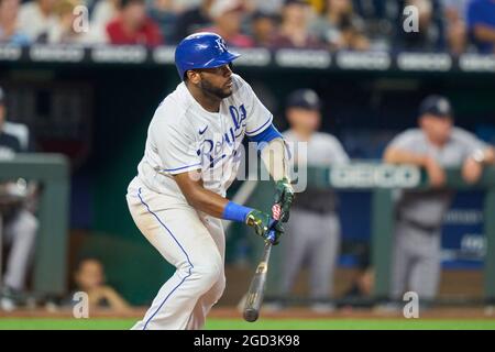 9 2021. August: Der Kansas City Infielder Hanser Alberto (49) bekommt während des Spiels mit den New York Yankees und den Kansas City Royals, das im Kauffman Stadium in Kansas City stattfand, einen Hit. Mo. David Seelig/Cal Sport Medi Stockfoto