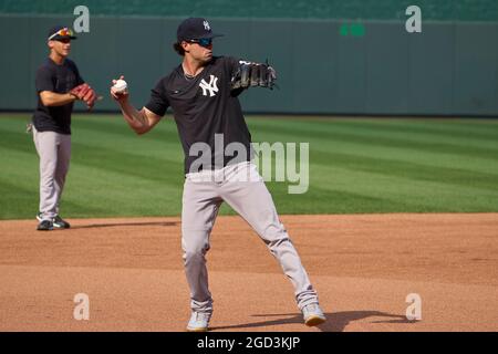 9 2021. August: Der New Yorker Versorgungsfeldspieler Tyler Wade (14) während des Batting-Trainings vor dem Spiel mit den New York Yankees und Kansas City Royals, das im Kauffman Stadium in Kansas City Mo. David Seelig/Cal Sport Medi stattfand Stockfoto