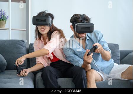 Paare Liebhaber genießen es, VR-Spiel zusammen zu Hause zu spielen. Familienbeziehungskonzept. Stockfoto