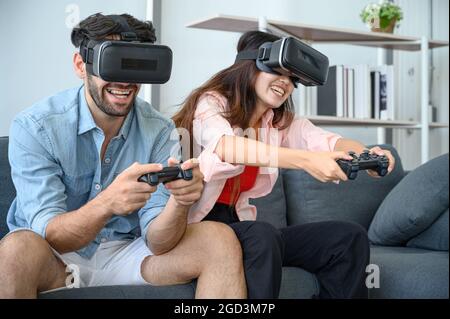 Paare Liebhaber genießen es, VR-Spiel zusammen zu Hause zu spielen. Familienbeziehungskonzept. Stockfoto