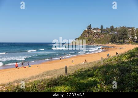 Newport Beach Sydney Australien, blauer Himmel wintert Tag, Menschen trainieren während Greater Sydney covid 19 Delta Strain Lockdown im August 2021, Australien Stockfoto